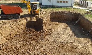 Рытье котлованов под фундамент в Краснокаменске – цена от 2605 руб. за м3 | 2Землекопа-Ксн