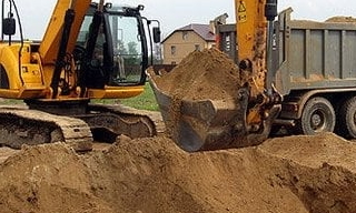 Выкопать яму экскаватором в Краснокаменске от 938 руб. - 2Землекопа-Ксн